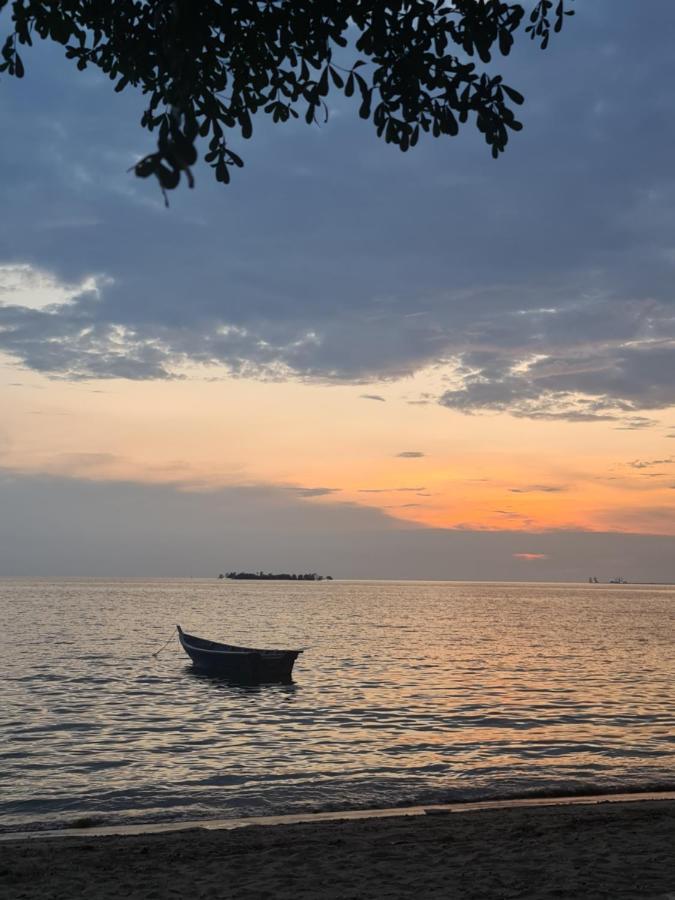 Glory Beach Resort Seaview Private 2Br Port Dickson Bagian luar foto